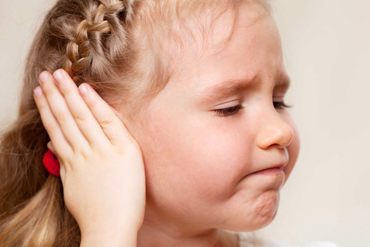 Dete se stidi klempavih ušiju 