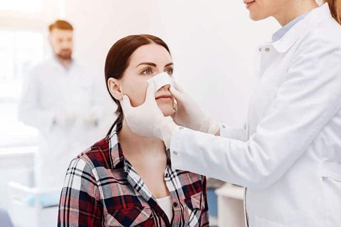Ispravljanje grbavog nosa je standardna procedura u estetskoj hirurgiji